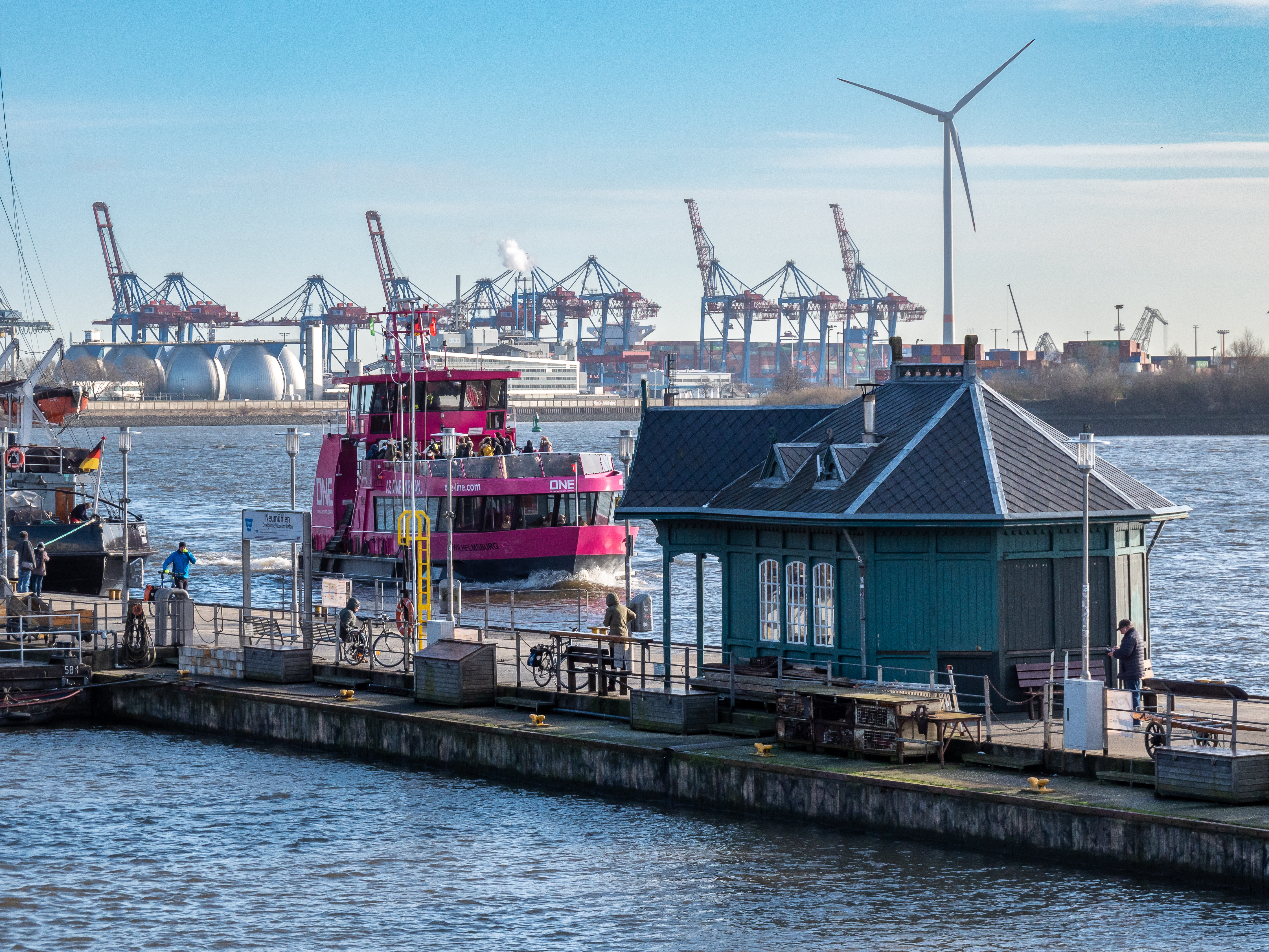 Fähranleger im Hamburger Hafen