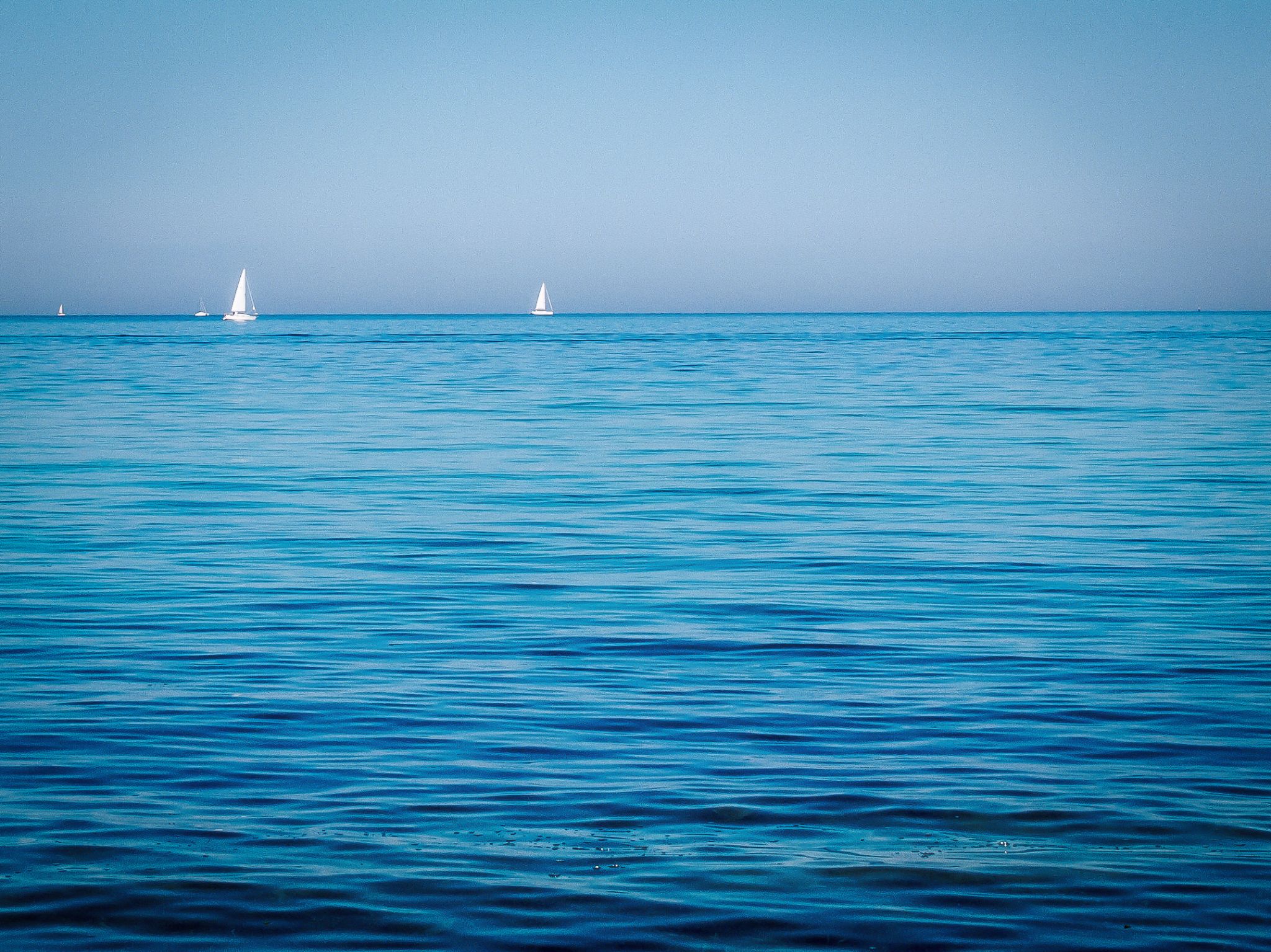 schönes blaues Meer