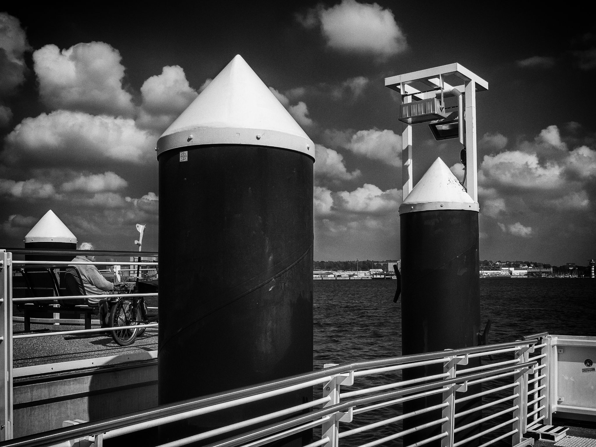 Poller an der Reventloubrücke