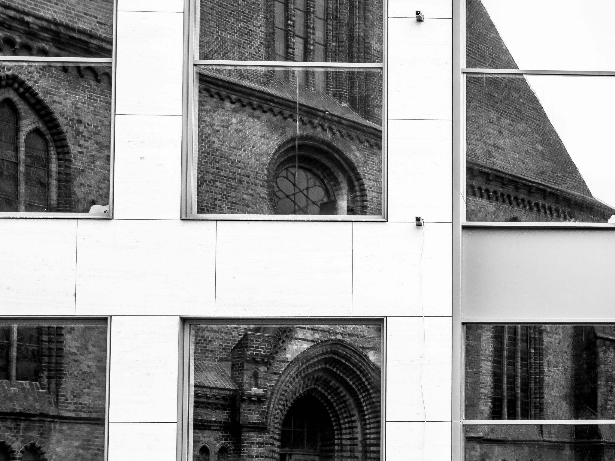 Spiegelung der Nikolaikirche Kiel