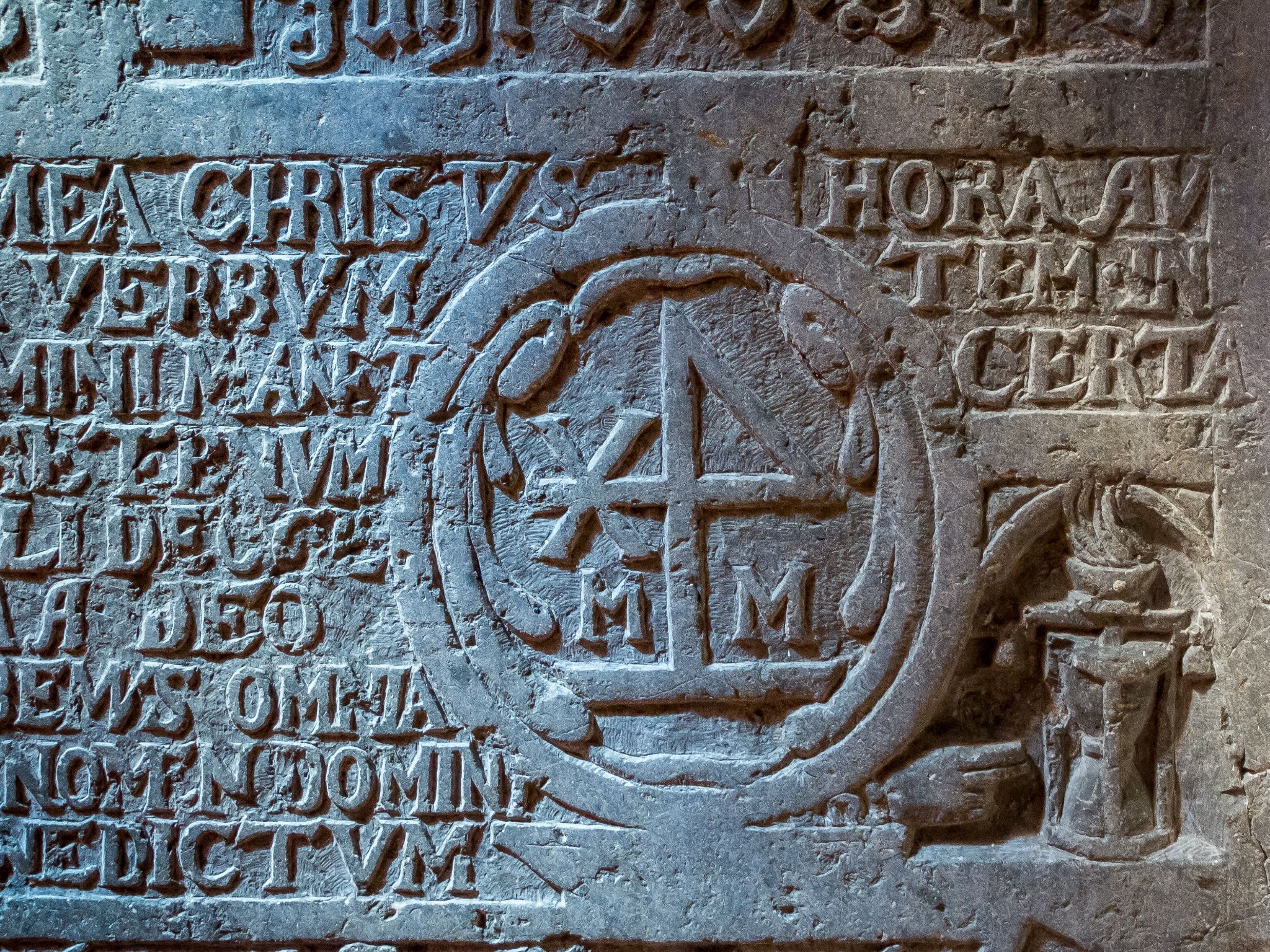 Kirchenfensterlicht auf altem Grabstein