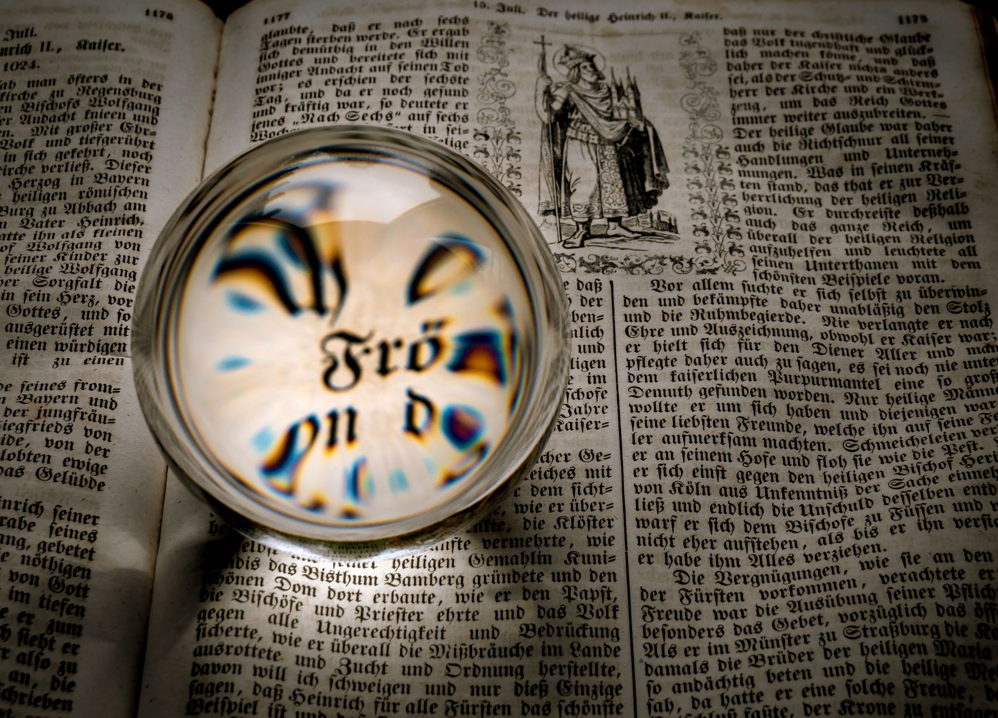 Glaskugel auf Foliant