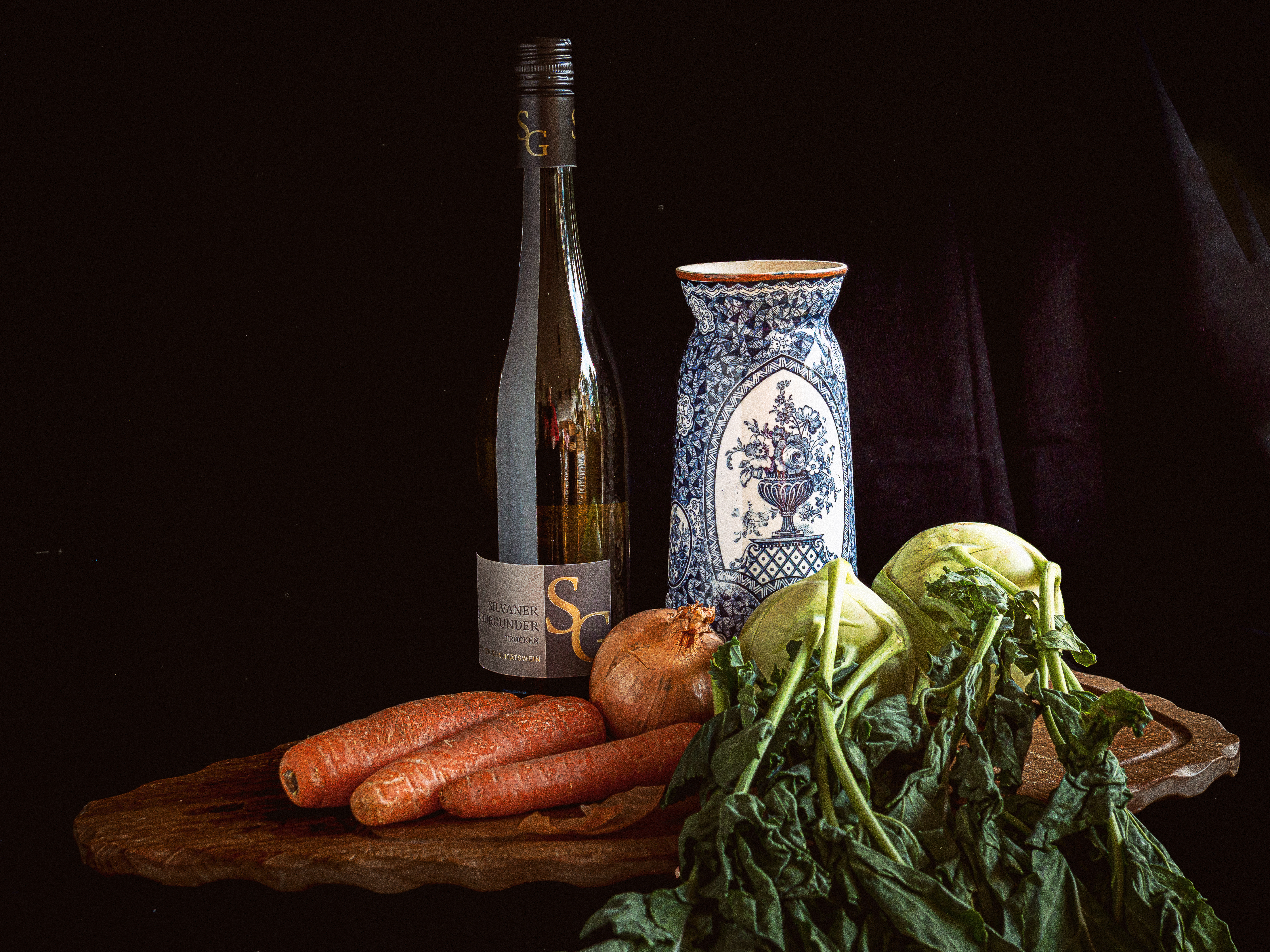 Stilleben mit Kohlrabi, Möhren und Zwiebel