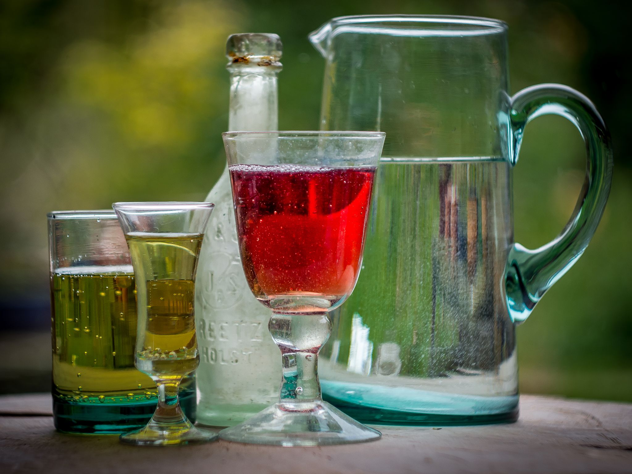 Stilleben mit antiker Flasche